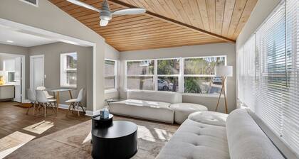 Minutes to Beach • Dog Friendly • BBQ •Patio