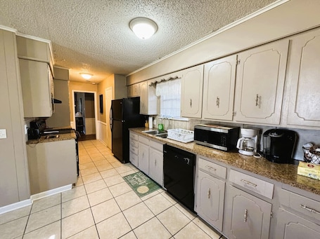 Fridge, microwave, oven, stovetop. Parsonage House in Sherwood