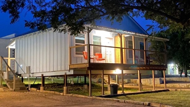 Ein Haus mit Balkon und überdachter Veranda.
