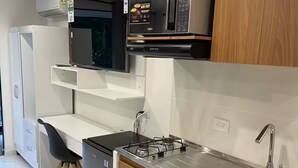 Eine moderne Küche mit eingebauter Mikrowelle, Herd und Spüle.