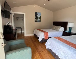 WiFi, bed sheets - Kerrville Standalone Cabin near Downtown & River (Kerrville)