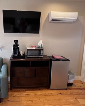 Interior - Kerrville Standalone Cabin near Downtown & River (Kerrville)