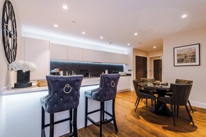 Dining - The Monochrome Suite - *Free Parking*, Central Location, 2 Bed Stylish Apartment (York)