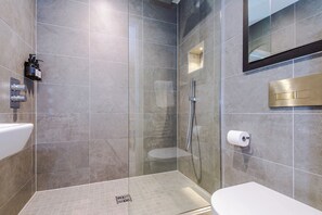 Hair dryer, towels, toilet paper - The Monochrome Suite - *Free Parking*, Central Location, 2 Bed Stylish Apartment (York)