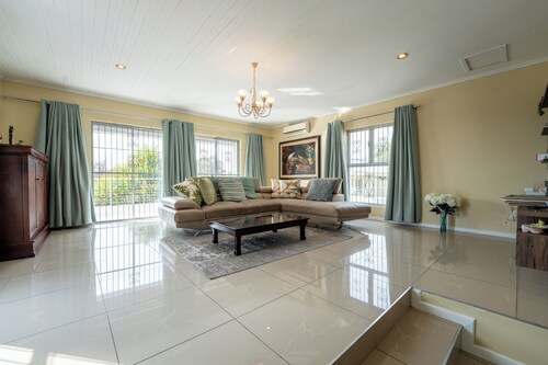 Spacious family home in central PE! Near mall, hospital, beachfront, airport