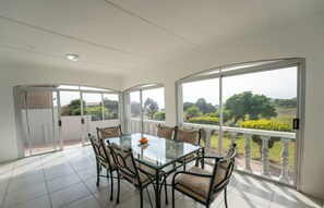 Dining - Spacious family home in central PE! Near mall, hospital, beachfront, airport (Gqeberha)