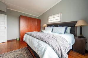 Iron/ironing board, free WiFi, bed sheets - Spacious family home in central PE! Near mall, hospital, beachfront, airport (Gqeberha)