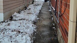 A narrow alleyway between two buildings with snow on the ground. - Cozy 1-bedroom apartment in fantastic Mount Pleasant with AC (Mount Pleasant)