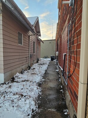 Property grounds - Cozy 1-bedroom apartment in fantastic Mount Pleasant with AC (Mount Pleasant)