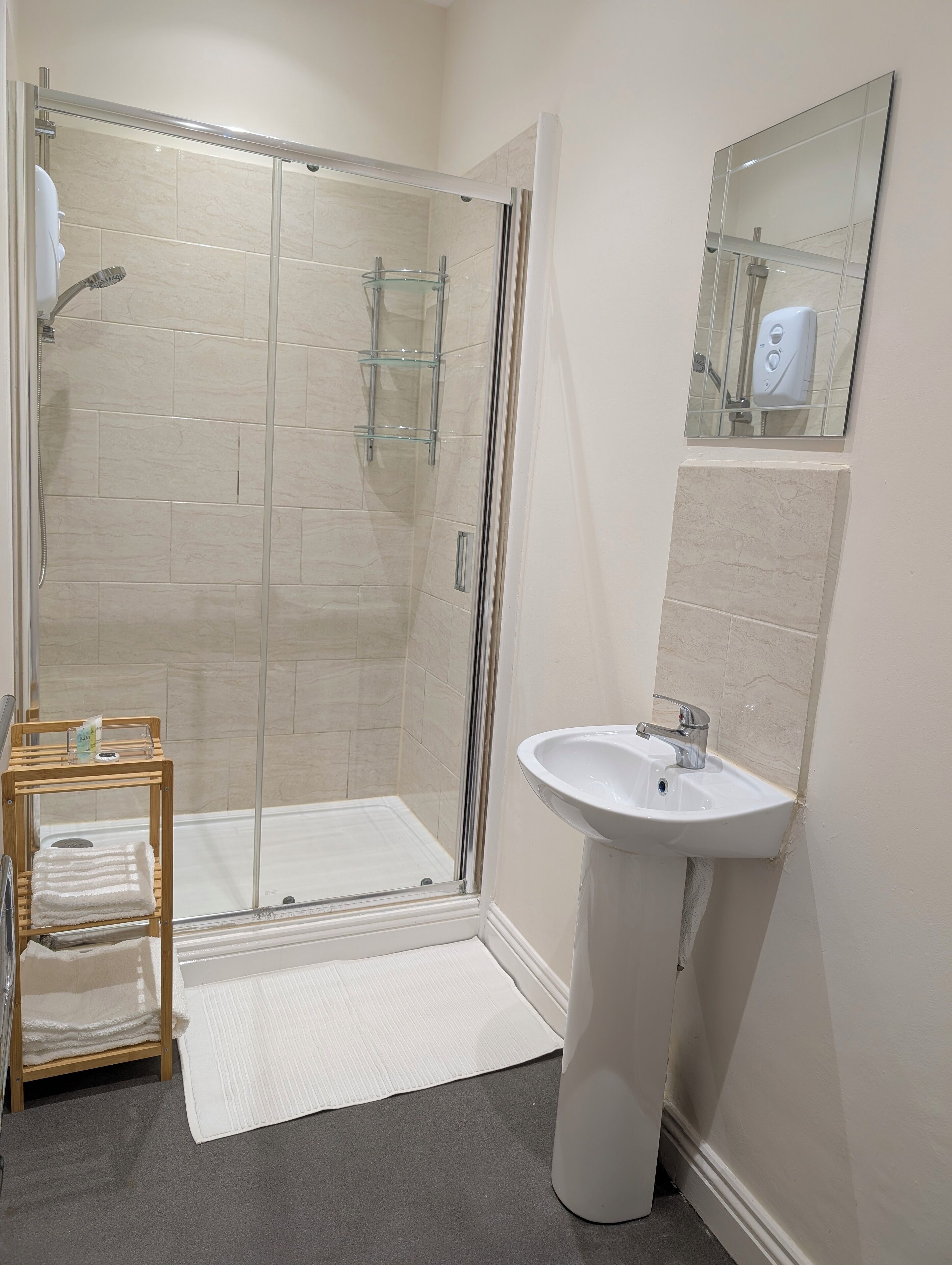 吹风机、毛巾、肥皂、卫生纸