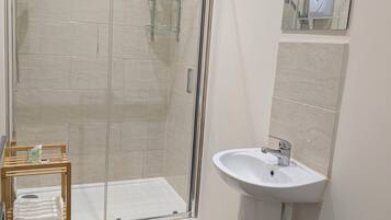 HÄrtork, handdukar, tvÄl och toalettpapper