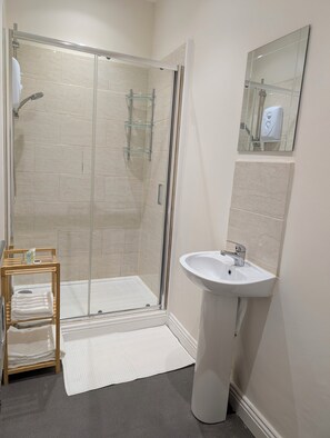 Hair dryer, towels, soap, toilet paper - Cosy one bedroom flat, Free parking (Leeds)