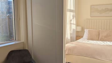 Iron/ironing board, WiFi, bed sheets