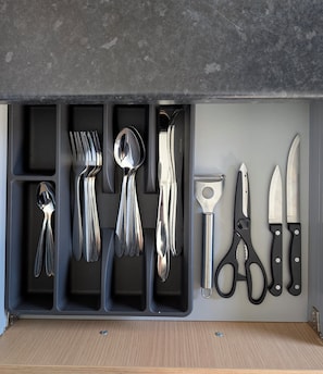 A kitchen drawer with utensils and cutlery. - Modern 1-Bed Flat Free Parking Near City Centre (Leeds)