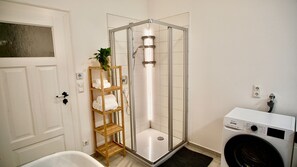 Haartrockner, Handtücher, Seife, Shampoo