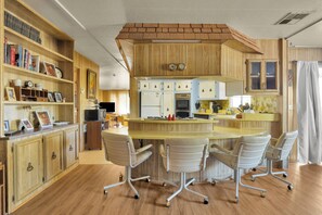 Fridge, microwave, oven, stovetop - Cozy 2-bedroom mobile home in terrific Bombay Beach  with AC (Niland)