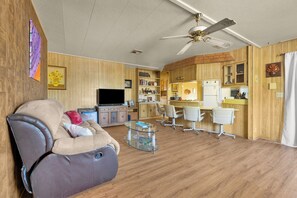 Smart TV - Cozy 2-bedroom mobile home in terrific Bombay Beach  with AC (Niland)