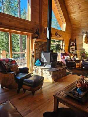 Interior - Perfect 3-bedroom cabin in tranquil Crescent Lake Oregon with AC (Crescent Lake Junction)