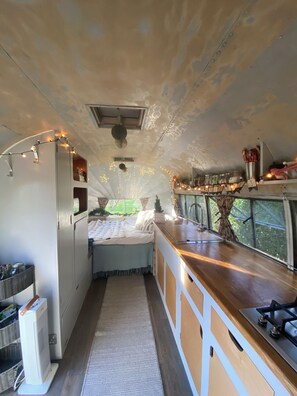 Private kitchen - Vintage Airstream with sunken bath, sun deck,firepit in nature (Sandyway)