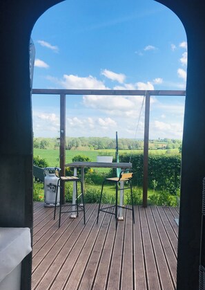 Outdoor dining - Vintage Airstream with sunken bath, sun deck,firepit in nature (Sandyway)