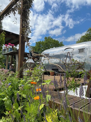 Vintage Airstream with sunken bath, sun deck,firepit in nature