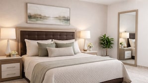 Un dormitorio ordenado con una cama grande, dos mesitas de noche, un espejo y un cuadro en la pared.