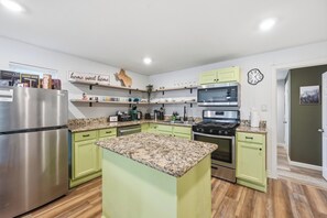 Fridge, microwave, oven, stovetop - Cozy Chic House Near Downtown Dallas W/ Big Backyard at Trinity Grove (Dallas)