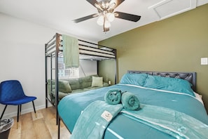 2 bedrooms, iron/ironing board, WiFi, bed sheets - Cozy Chic House Near Downtown Dallas W/ Big Backyard at Trinity Grove (Dallas)