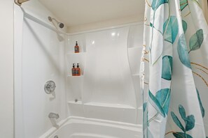 Shower, hair dryer, towels, soap - Cozy Chic House Near Downtown Dallas W/ Big Backyard at Trinity Grove (Dallas)
