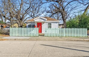 Exterior - Cozy Chic House Near Downtown Dallas W/ Big Backyard at Trinity Grove (Dallas)