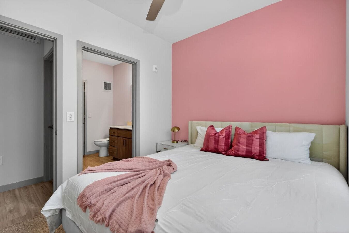 1 bedroom, desk, WiFi, bed sheets