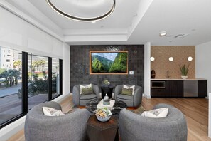 TV - Business-Ready 1BR Near ASU | Workspace, Fast WiFi (Tempe)