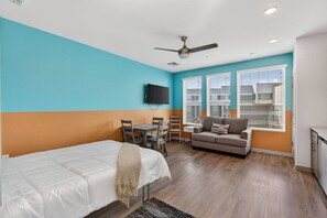 Escritorio, wifi y ropa de cama