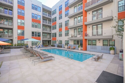 Modern Studio Apt Near ASU | Pool, Gym & Workspace