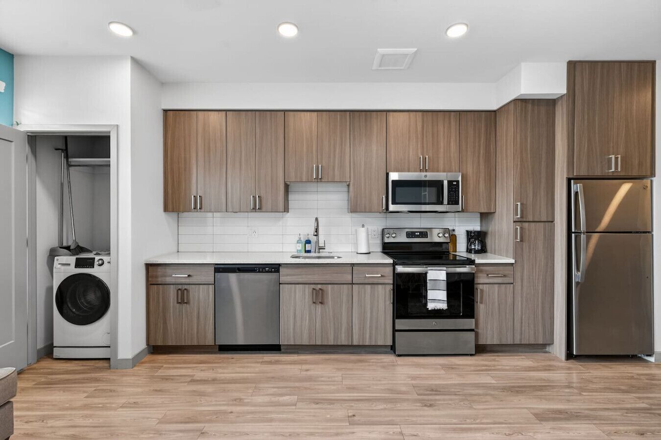 Jääkaappi, mikroaaltouuni, uuni, liesi