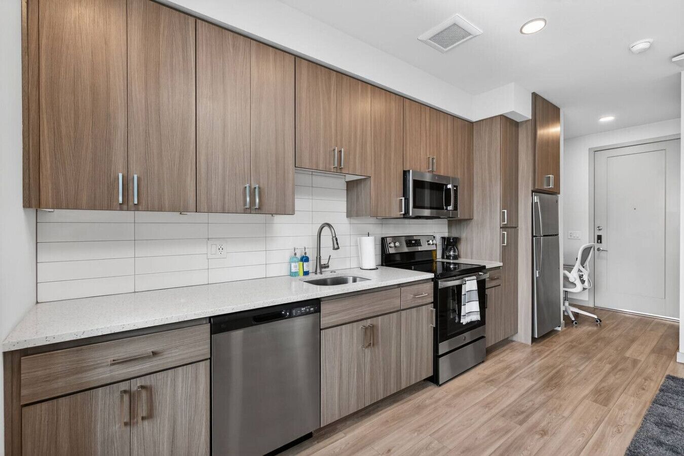 Refrigerador, microondas, horno y parrilla de estufa 