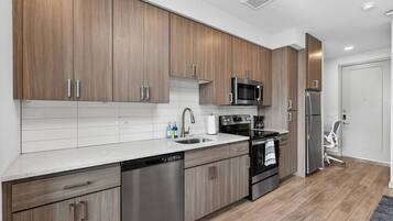 Refrigerador, microondas, horno y parrilla de estufa