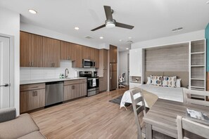 Desk, WiFi, bed sheets - Modern Studio Apt Near ASU | Pool, Gym & Workspace (Tempe)