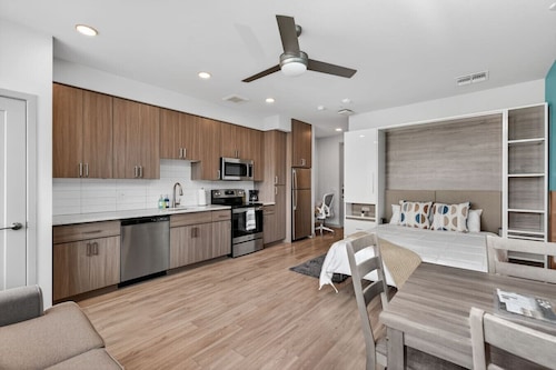 Modern Studio Apt Near ASU | Pool, Gym & Workspace