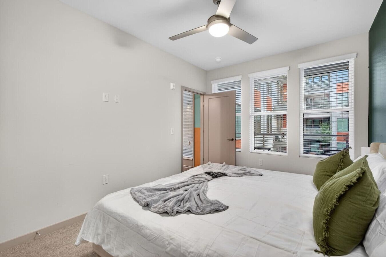 2 bedrooms, desk, WiFi, bed sheets