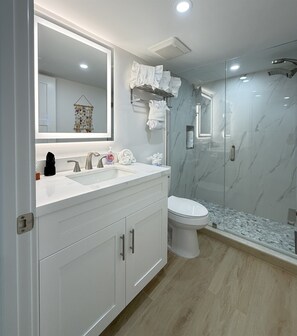 Shower, towels - Gateway Villas #899 "Sunset Beach Penthouse" (Fort Myers Beach)