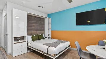 Een bureau, wifi, beddengoed