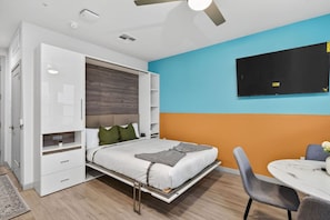 Een bureau, wifi, beddengoed