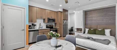 Schreibtisch, WLAN, BettwÀsche