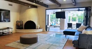 Living area - Luxury Desert Oasis with Indoor-Outdoor Living (Scottsdale)
