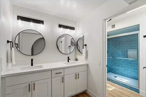 Shower, towels, soap, toilet paper - Luxury Desert Oasis with Indoor-Outdoor Living (Scottsdale)