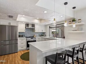 Private kitchen - Luxury Desert Oasis with Indoor-Outdoor Living (Scottsdale)