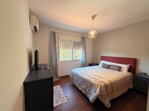 Een strijkplank/strijkijzer, internet, beddengoed