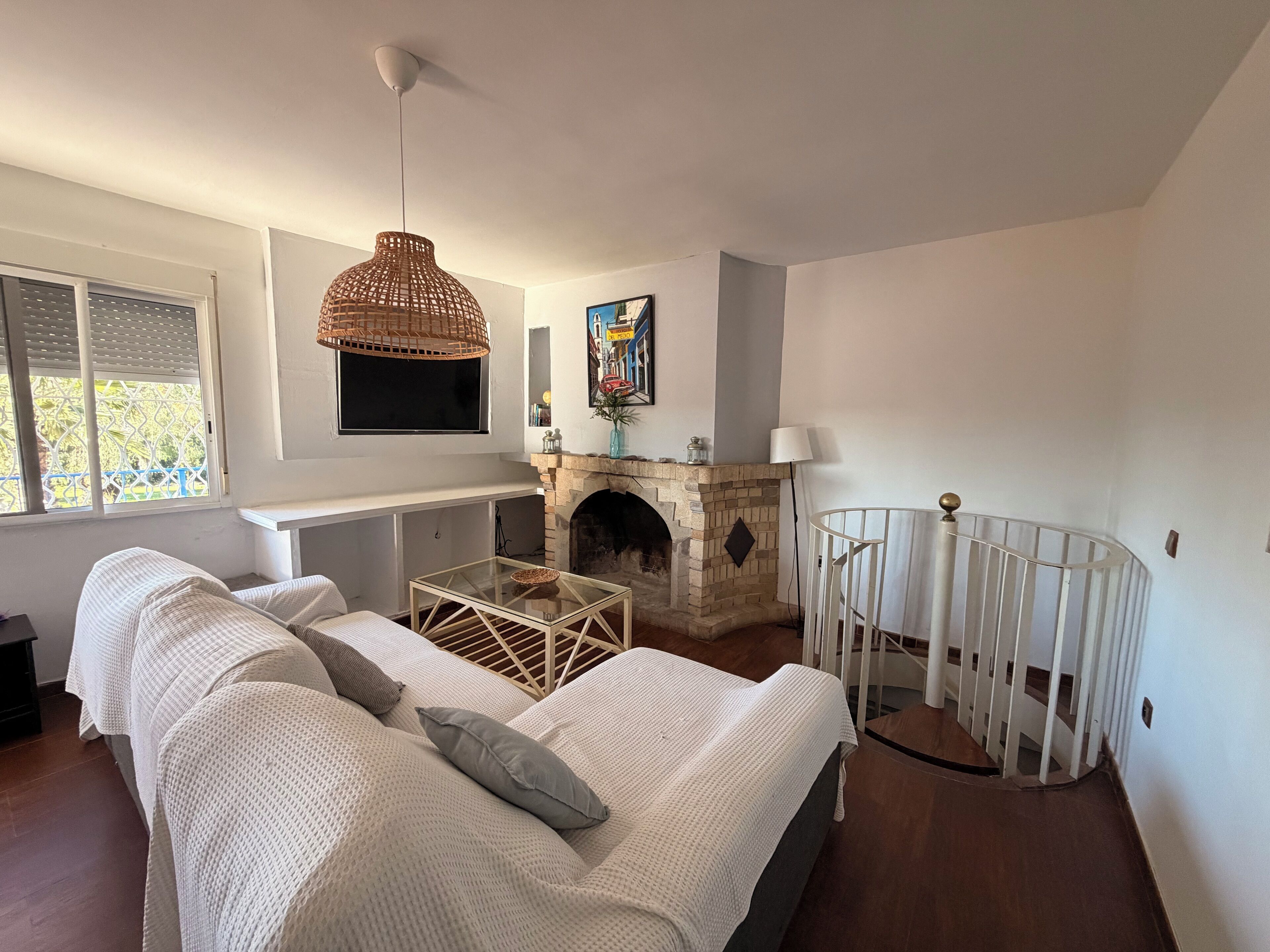 Een strijkplank/strijkijzer, internet, beddengoed