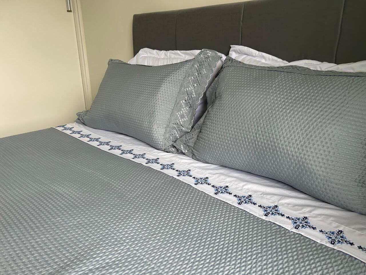 2 bedrooms, iron/ironing board, internet, bed sheets